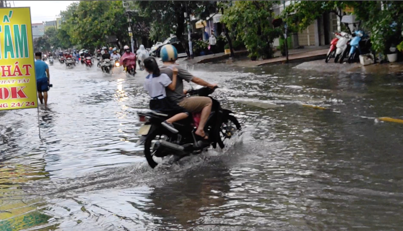 Đường Phan Anh, Tô Hiệu (Q.Tân Phú), cũng bị ngập sâu do nước kênh dâng cao bất, các chủ phương tiện buộc phải tìm đường khác về nhà.