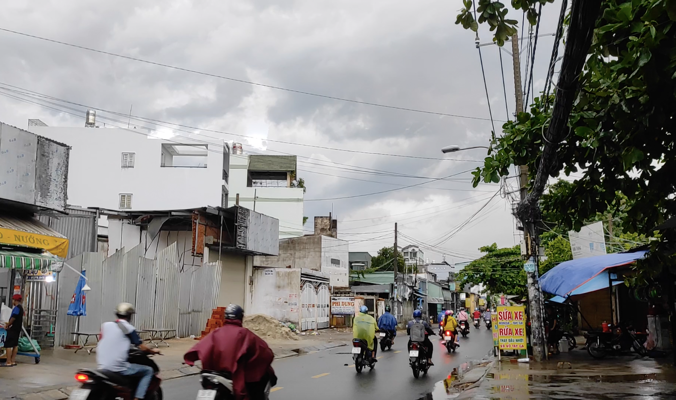 Đến hơn 18h, mây đen vẫn bao phủ kín cả cửa ngõ phía Tây TP HCM chưa có dấu hiệu dừng mưa.