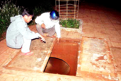 Miệng cống thoát nước nơi tên cướp còn lại ẩn trốn. Ảnh: Thanh niên Miệng cống thoát nước nơi tên cướp còn lại ẩn trốn