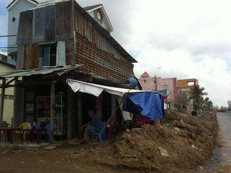 Nhà đất rộng gần 25m2, bên đường Nguyễn Văn Cừ rộng 40 m, của ông Tiến được bồi thường 972.000 đồng. Nhà đất rộng gần 25m2, bên đường Nguyễn Văn Cừ rộng 40 m, của ông Tiến được bồi thường 972.000 đồng