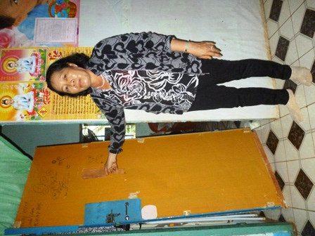 Bà Huỳnh cực chẳng đã phải cầu cứu báo chí. Trong ảnh, bà đang chỉ cánh cửa phòng ngủ bị con trai phá trong đêm 29/4