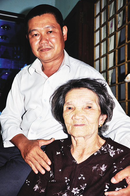 Anh Long với mẹ, bà Hai Nghĩa