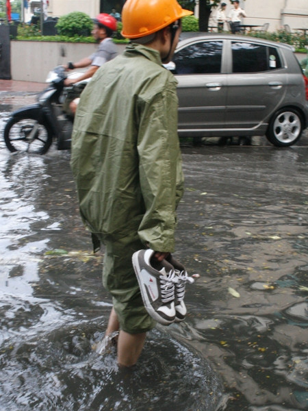 Xách giầy lội nước