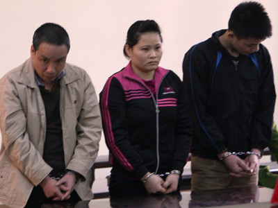 Nguyễn Thị Quy (giữa) cùng 2 bị cáo tại tòa