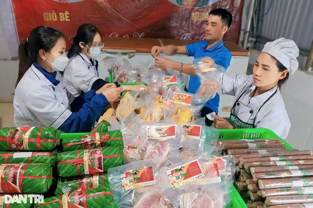 Cơ sở sản xuất thịt lợn muối của anh Tòng tạo việc làm cho nhiều lao động tại địa phương. Ảnh: Lê Văn Tòng Cơ sở sản xuất thịt lợn muối của anh Tòng tạo việc làm cho nhiều lao động tại địa phương. Ảnh: Lê Văn Tòng