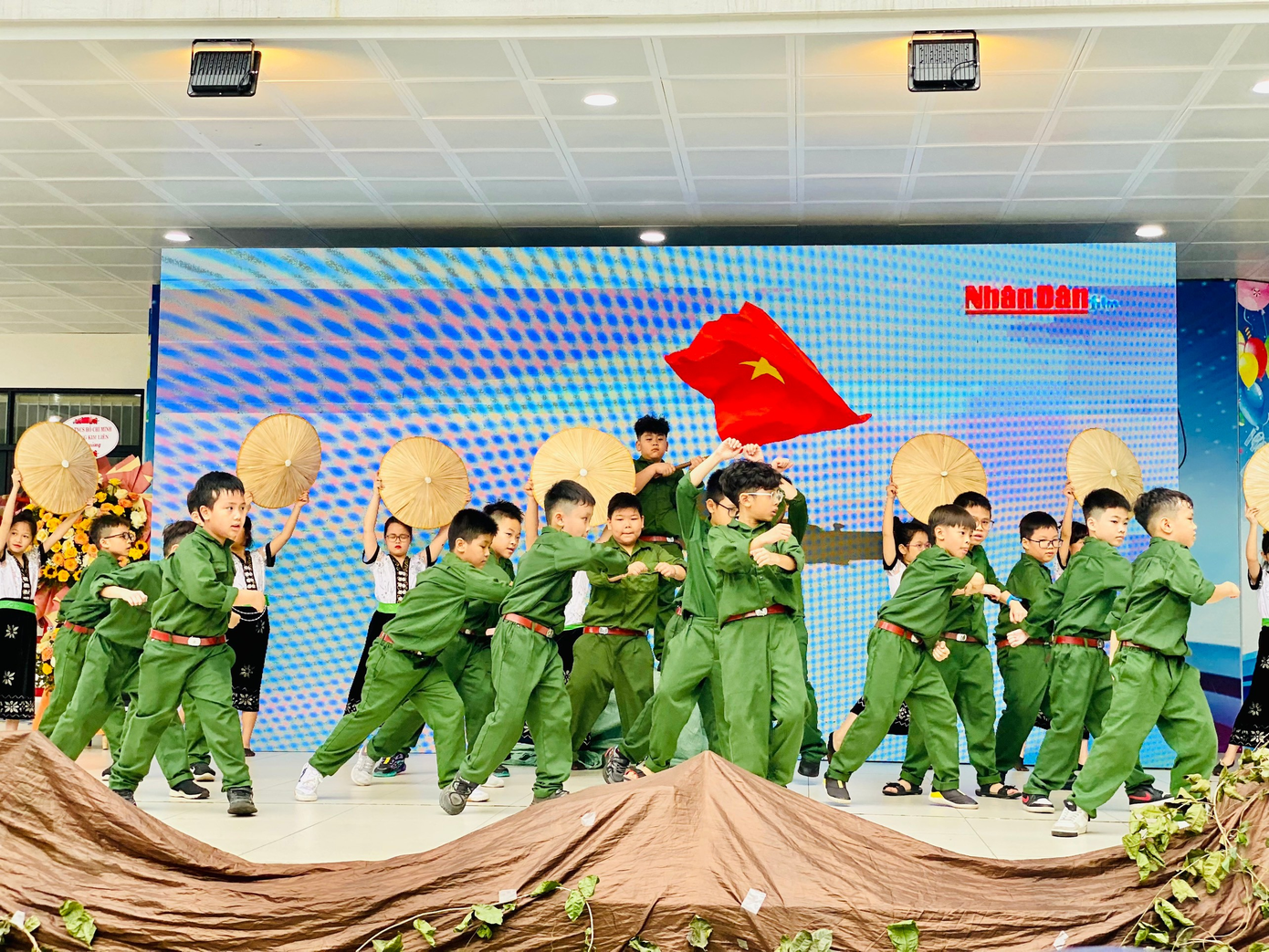 Những chiến sĩ Điện Biên nhỏ tuổi, kéo pháo và múa hát mừng chiến thắng