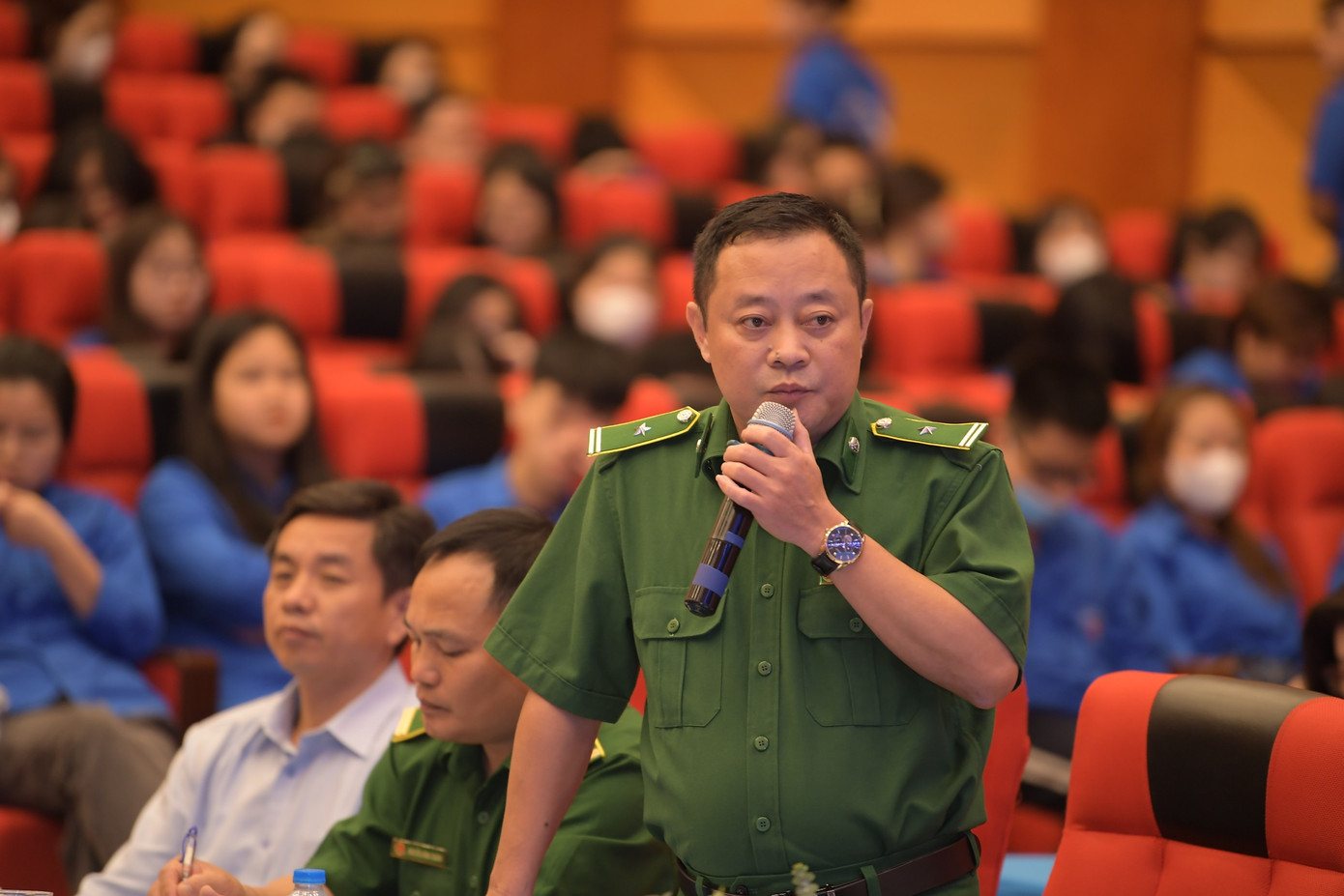 Anh Nguyễn Văn Bính - Phó Tổng đội trưởng Tổng đội TNXP Hải Phòng chia sẻ một số kinh nghiệm, chính sách đối với thanh niên xung phong trên địa bàn thành phố Hải Phòng. Ảnh: Dương Triều