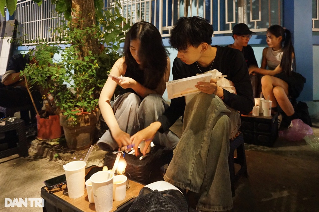 Các bạn trẻ tìm đến nơi này vì ánh đèn dầu hoài cổ (Ảnh: Mộc Khải)