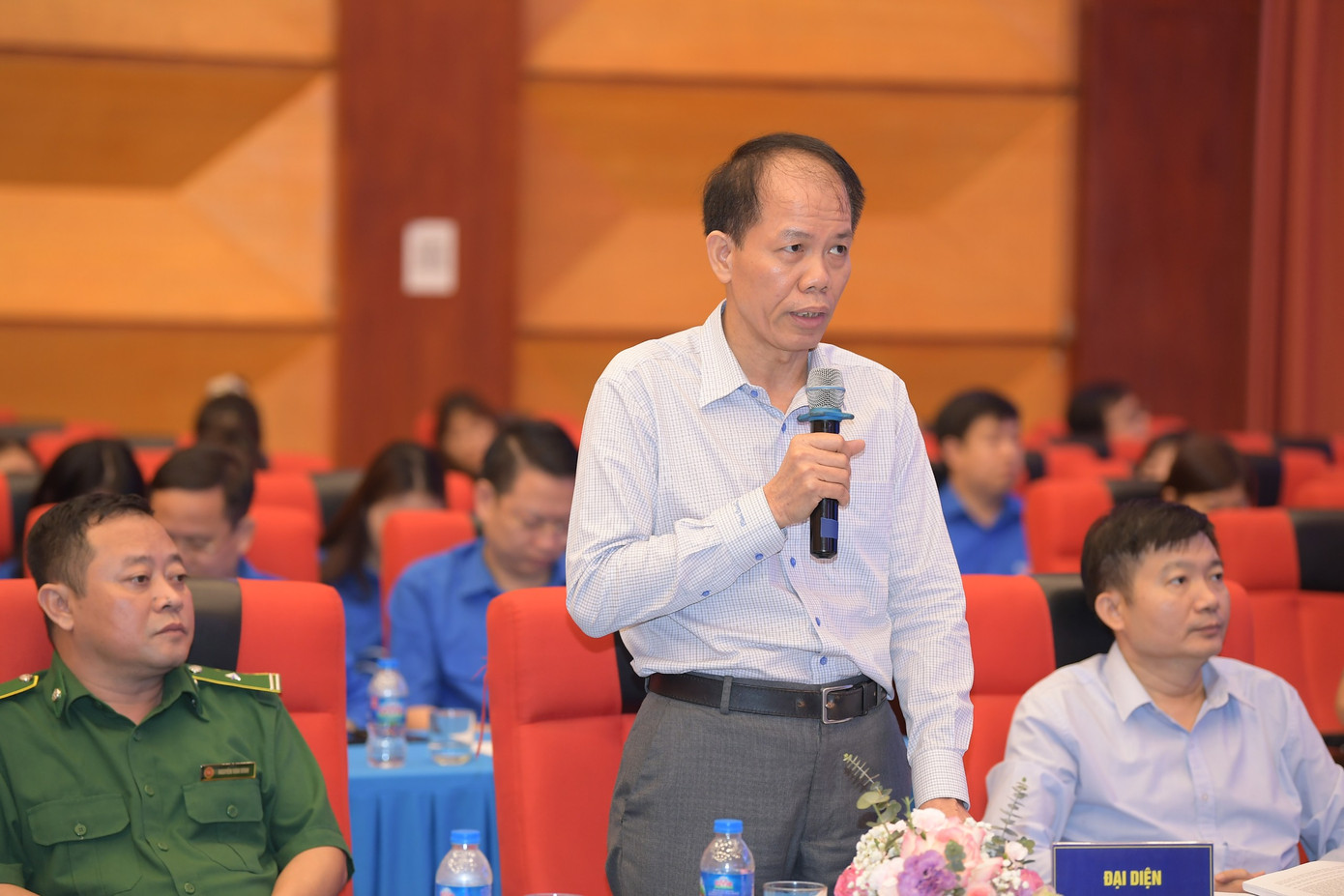 Ông Đỗ Năng Khánh - Phó Tổng Cục trưởng Tổng cục Giáo dục nghề nghiệp (Bộ LĐTB&amp;XH) trao đổi tại Diễn đàn. Ảnh: Dương Triều