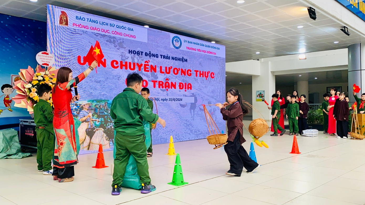 Học sinh hào hứng tham gia các hoạt động trải nghiệm tìm hiểu về Chiến thắng Điện Biên Phủ qua các trò chơi.