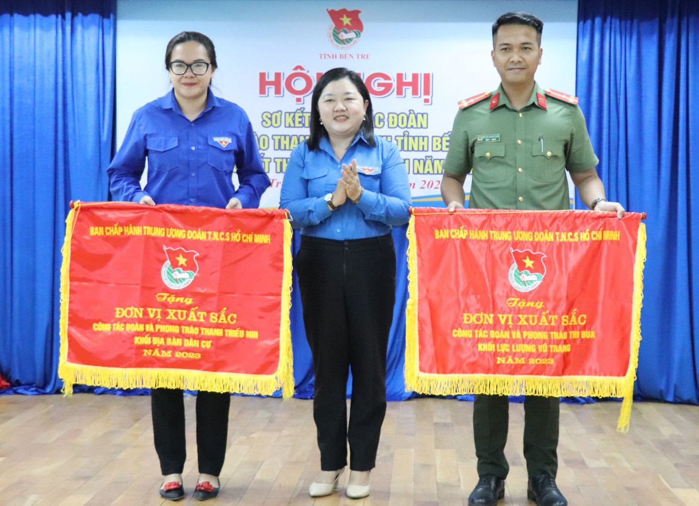 Chị Lâm Như Quỳnh - Bí thư Tỉnh Đoàn Bến Tre trao cờ xuất sắc cho các đơn vị. Ảnh: TĐ BT