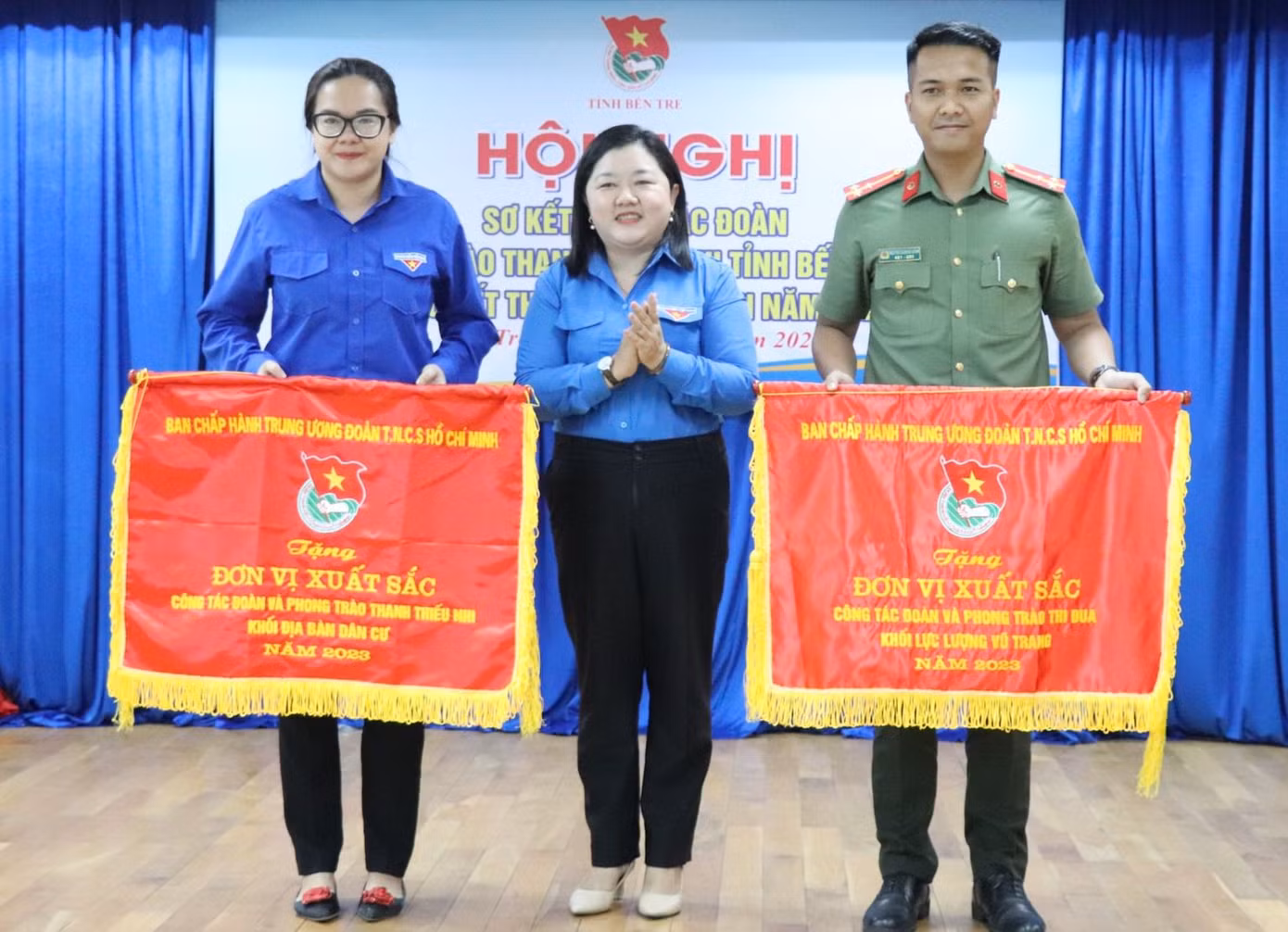 Chị Lâm Như Quỳnh - Bí thư Tỉnh Đoàn Bến Tre trao cờ xuất sắc cho các đơn vị. Ảnh: TĐ BT