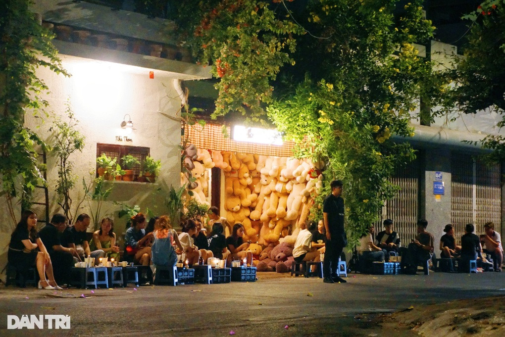 Quán nước đốt đèn dầu ở đường Tam Đảo (quận 10, TPHCM) đón nhiều khách trẻ (Ảnh: Mộc Khải).