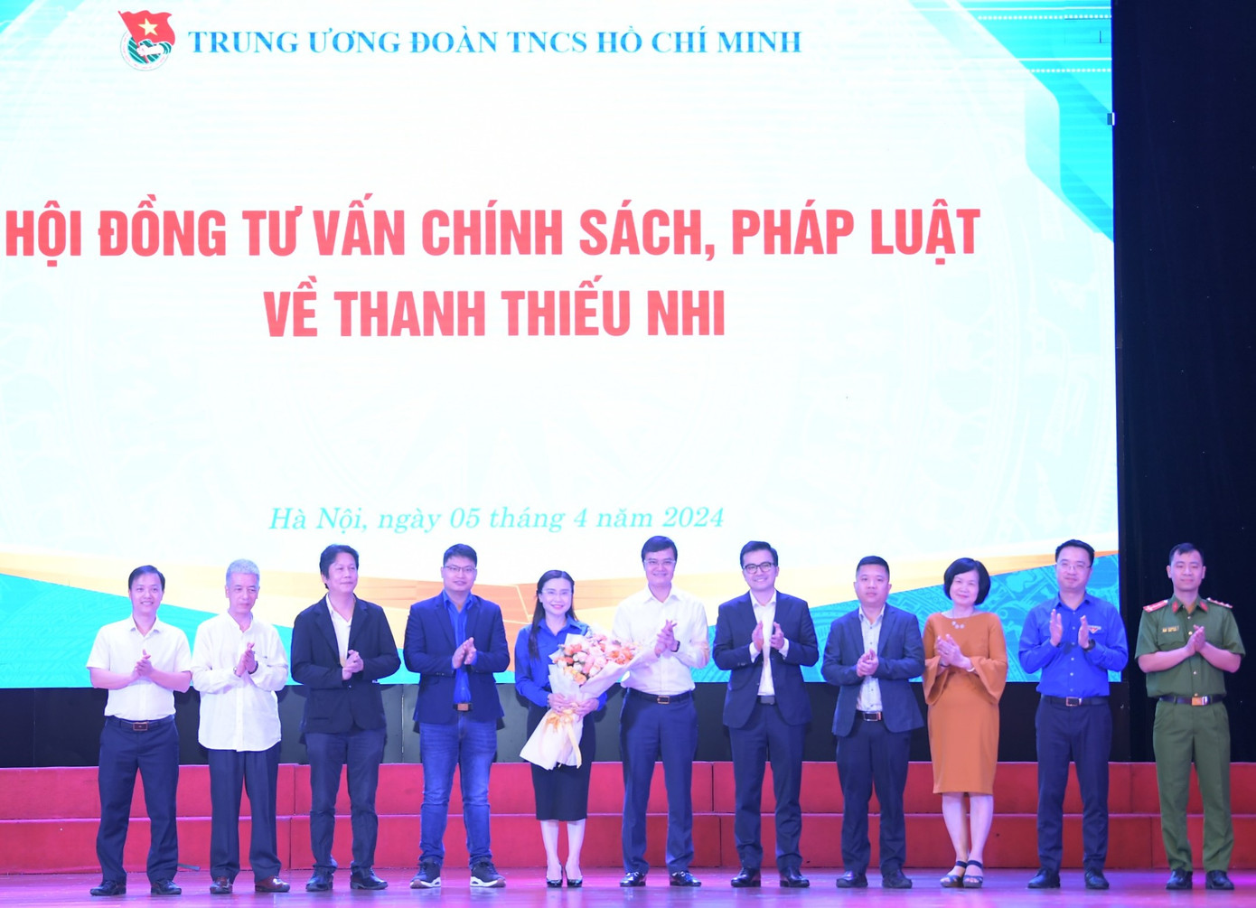 Anh Bùi Quang Huy - Ủy viên dự khuyết BCH T.Ư Đảng, Bí thư thứ nhất T.Ư Đoàn, Chủ nhiệm Ủy ban quốc gia về thanh niên Việt Nam chúc mừng Hội đồng tư vấn chính sách, pháp luật về thanh thiếu nhi. Ảnh: Dương Triều