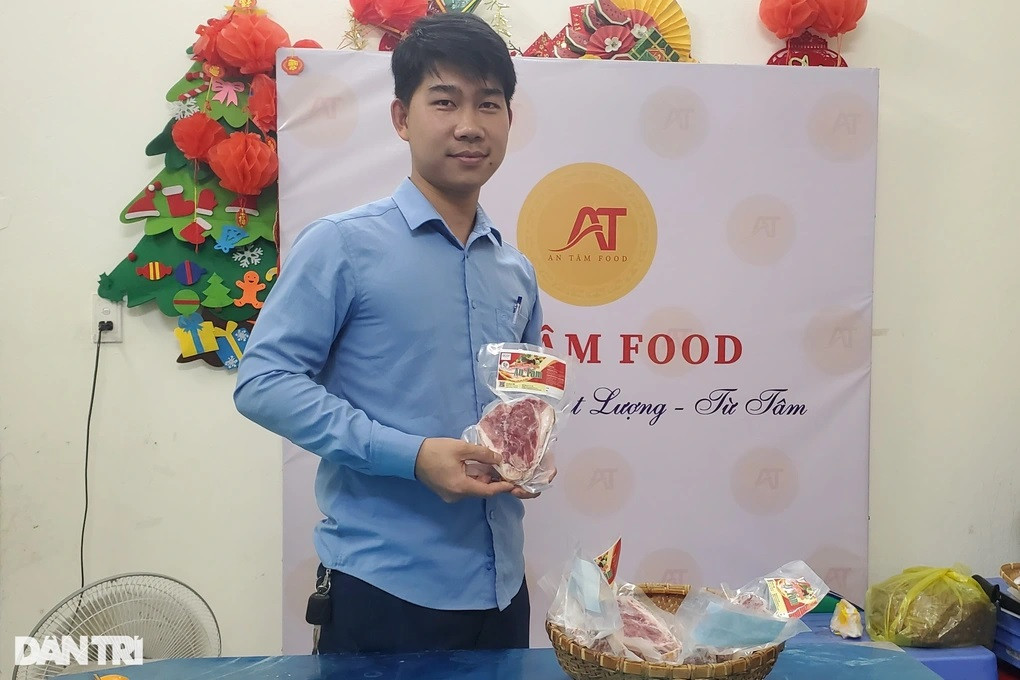 Anh Lê Văn Tòng khởi nghiệp thành công với thịt lợn ủ muối (Ảnh: Hạnh Linh). Anh Lê Văn Tòng khởi nghiệp thành công với thịt lợn ủ muối (Ảnh: Hạnh Linh).