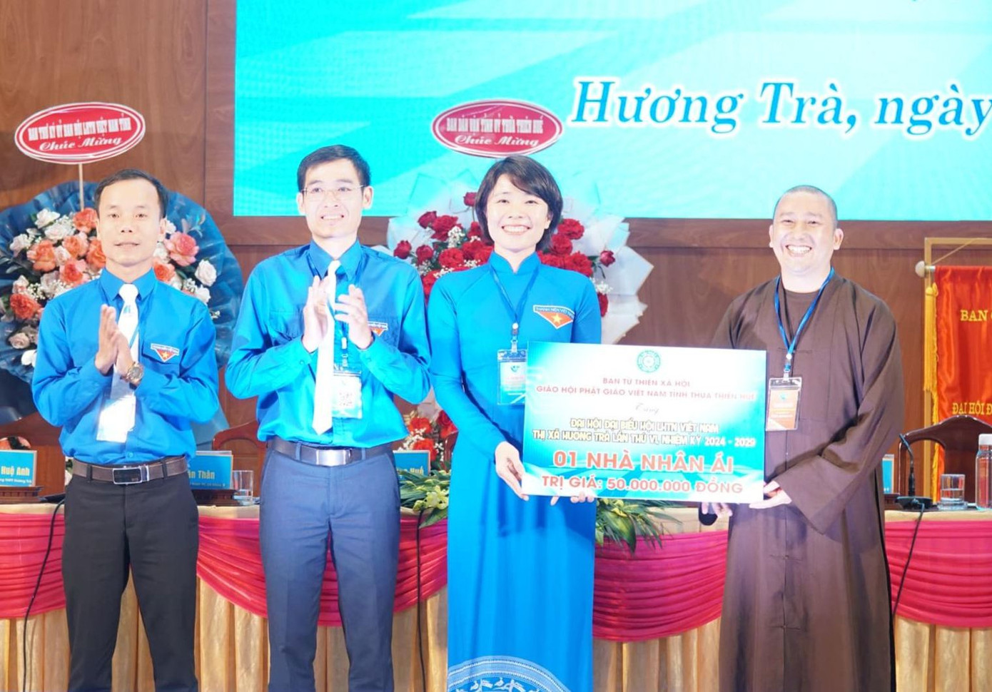 Trao tặng nhà nhân ái cho HVTN thị xã Hương Trà.