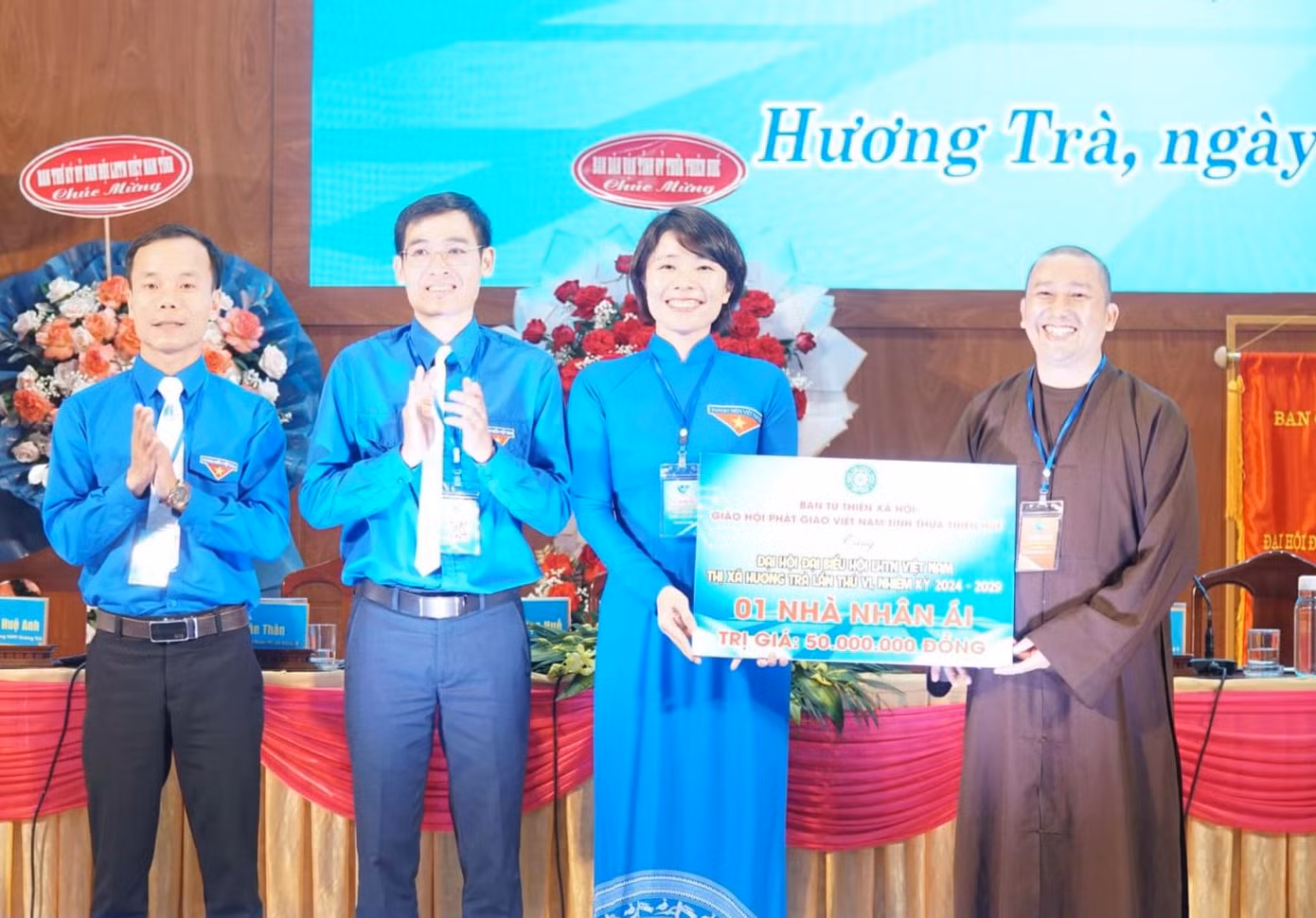 Trao tặng nhà nhân ái cho HVTN thị xã Hương Trà.
