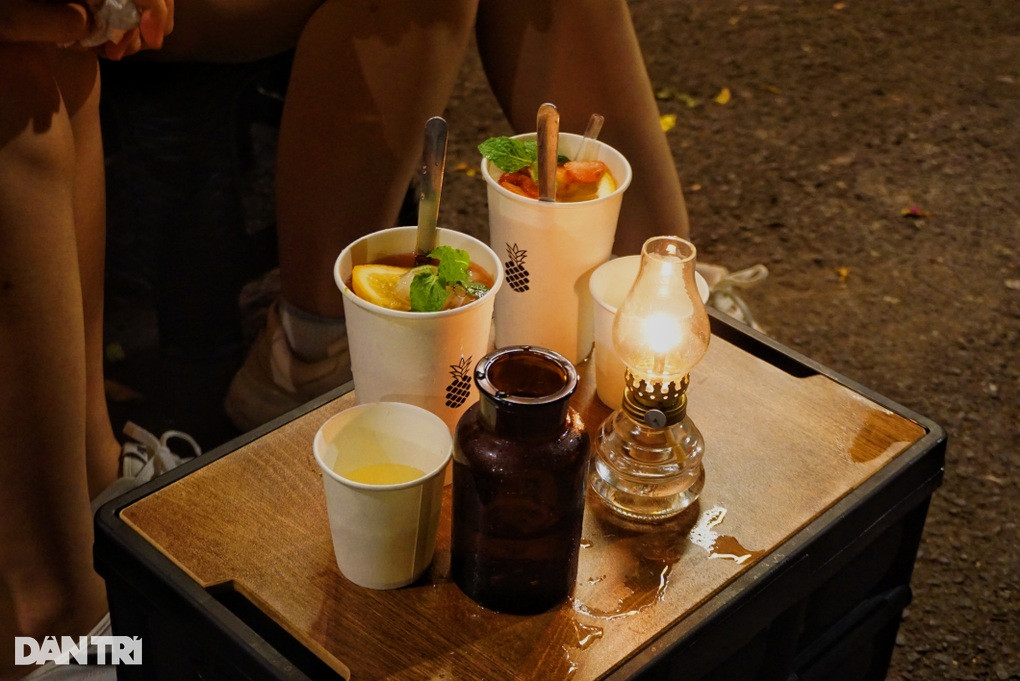 Mỗi chiếc bàn nhỏ được bố trí một chiếc đèn dầu (Ảnh: Mộc Khải)