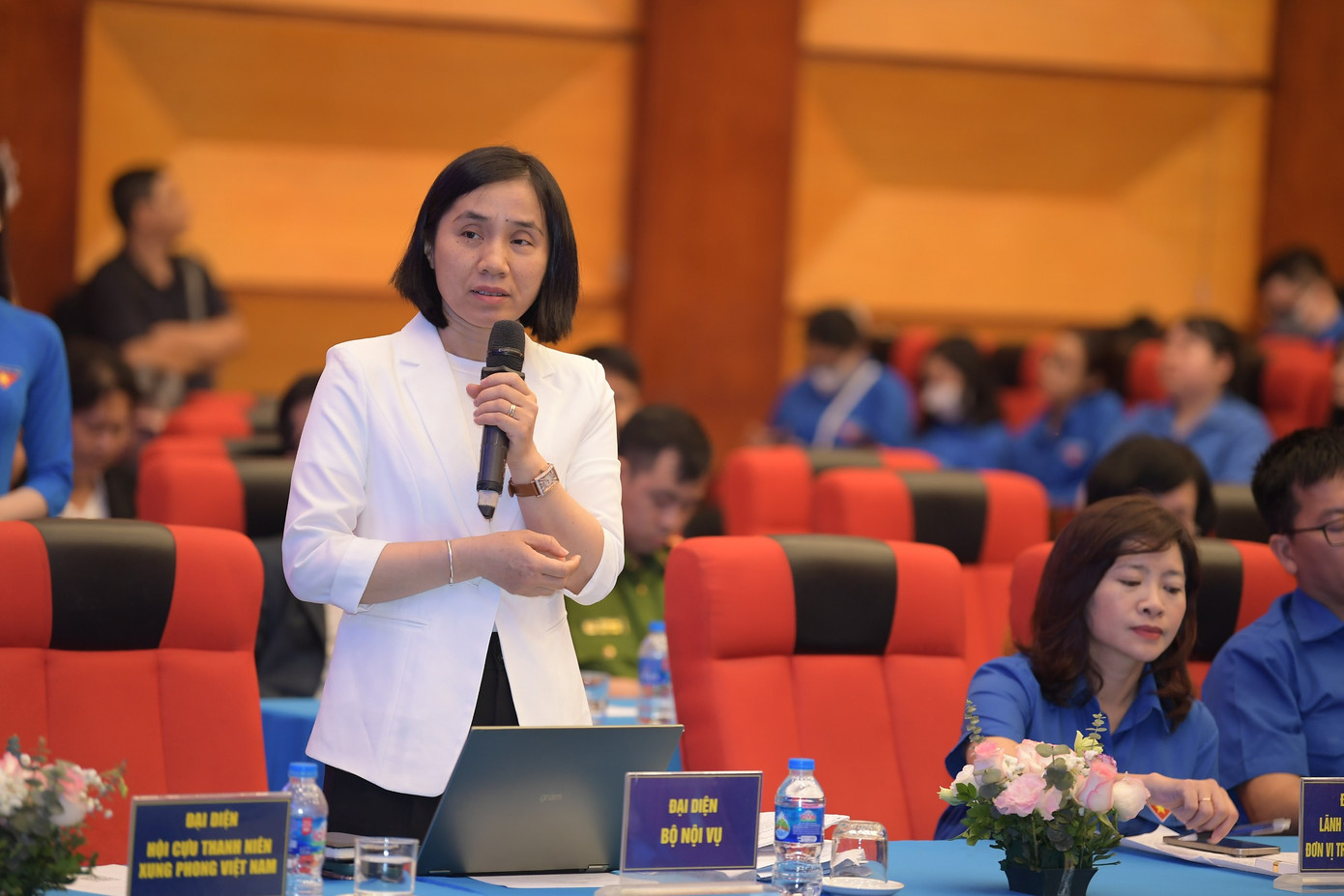 Bà Lương Thị Hải Anh - Phó Vụ trưởng Vụ Công tác Thanh niên (Bộ Nội vụ) trao đổi tại Diễn đàn. Ảnh: Dương Triều