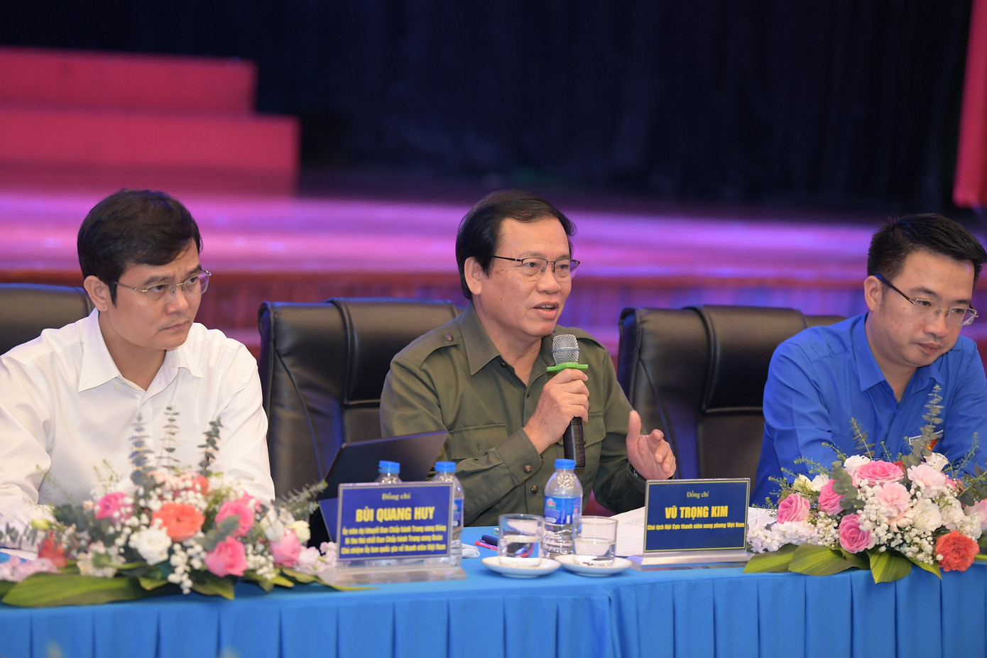 Ông Vũ Trọng Kim - Chủ tịch T.Ư Hội cựu Thanh niên xung phong Việt Nam trao đổi tại Diễn đàn. Ảnh: Dương Triều