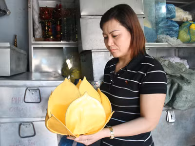 Chị Hà đang lựa chọn đồ đạc để lên đường tổ chức lễ tang