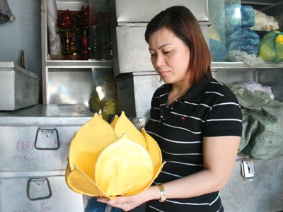 Chị Hà đang lựa chọn đồ đạc để lên đường tổ chức lễ tang