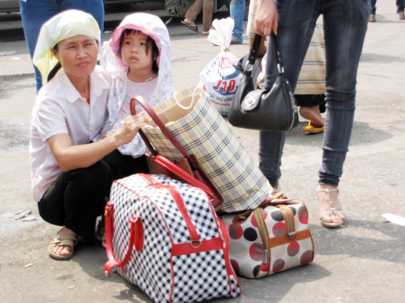 Khổ nhất vẫn là các gia đình có con nhỏ và người già