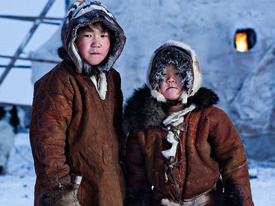 Chân dung 2 bé tại vùng Chukotka. Leahovcenco kể rằng, khi anh chụp những người dân ở Chukotka, họ tỏ ra thích thú. Ảnh: Sash Leahovcenco