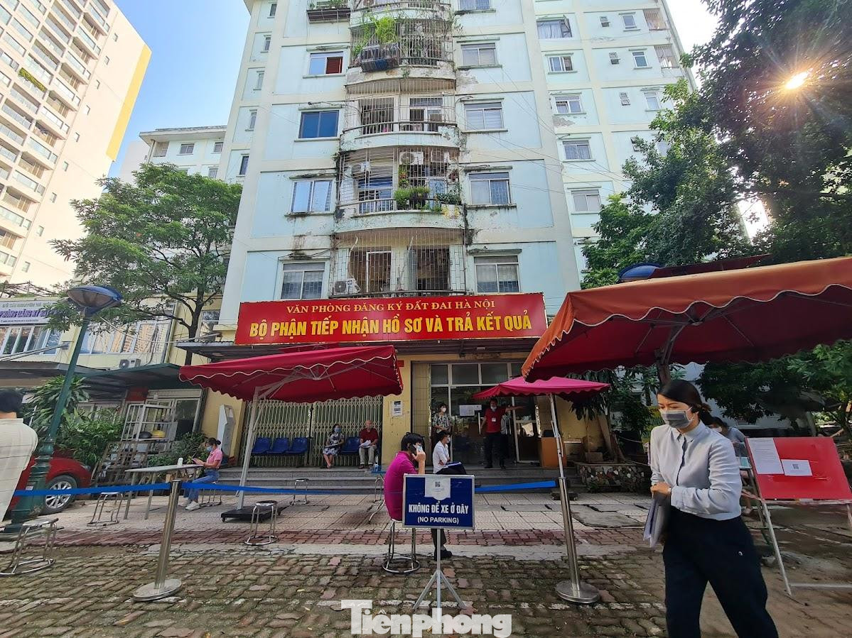 Theo ghi nhận của PV Tiền Phong, sáng 21/9, tại Văn phòng đăng ký đất đai Hà Nội trên đường Hoàng Minh Giám (quận Thanh Xuân) rất đông người dân đến nộp hồ sơ, làm thủ tục liên quan đến nhà đất.