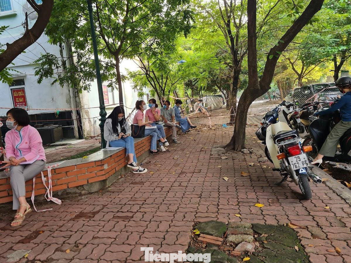 Nhiều người đến muộn không nộp được hồ sơ đành quay về.