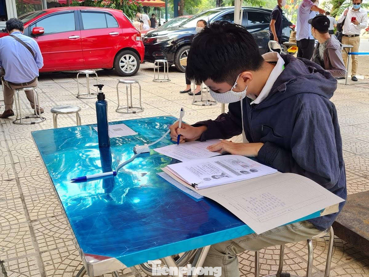 Hình ảnh người dân đến nộp hồ sơ, làm thủ tục liên quan đến nhà đất.