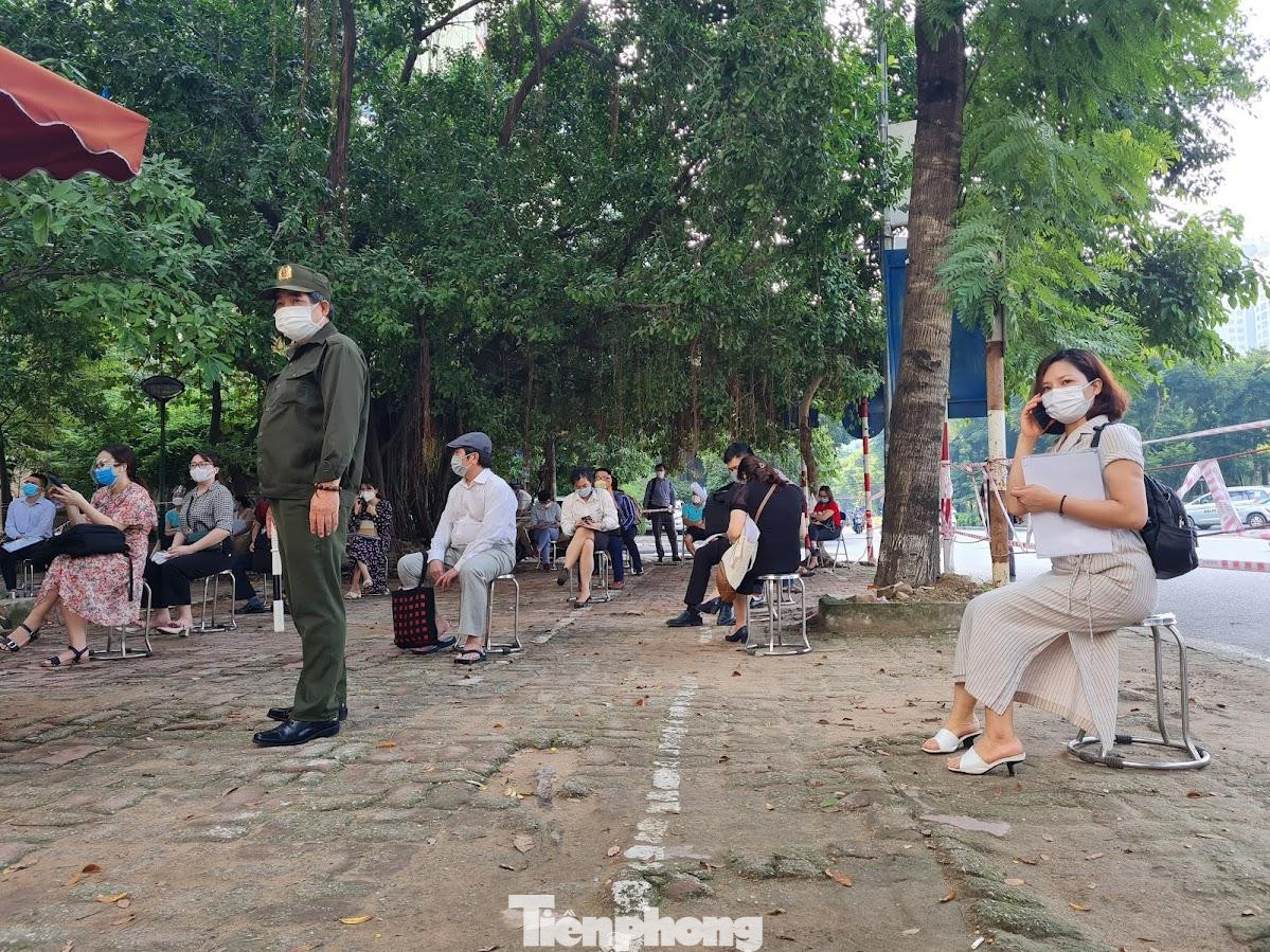 "Chúng tôi tăng cường 5 thanh niên xung kích và các cán bộ chuyên môn phối hợp cùng bộ phận bảo vệ, bộ phận tiếp nhận và trả hồ sơ để thực hiện công tác bảo đảm an ninh trật tự, sắp xếp phân luồng không để tập trung đông người tại trụ sở. Chúng tôi cũng đã liên hệ với UBND và công an phường Nhân Chính cử cán bộ trực hàng ngày phối hợp với văn phòng đảm bảo công tác an ninh trật tự xung quanh trụ sở và trong công tác phân luồng tiếp nhận và trả hồ sơ", lãnh đạo Văn phòng đăng ký đất đai nói.