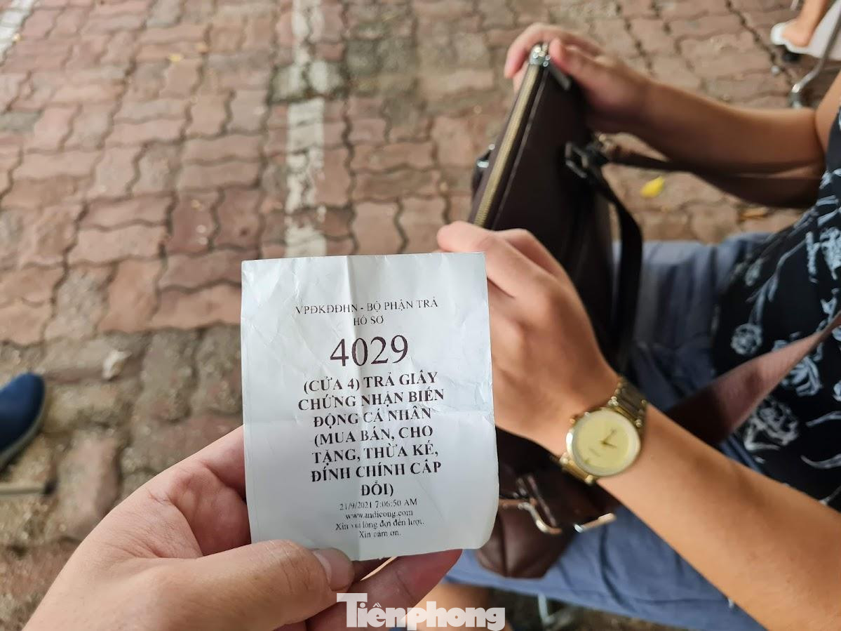 “Tôi nghĩ ngày đầu nới lỏng sau giãn cách người dân có nhu cầu nộp hồ sơ, làm các thủ tục liên quan đến nhà đất sẽ lớn nên từ 6h30 tôi có mặt tại Văn phòng đăng ký đất đai Hà Nội để lấy số theo quy định và may mắn đã lấy được số thứ tự để nộp hồ sơ", anh Hải nói.