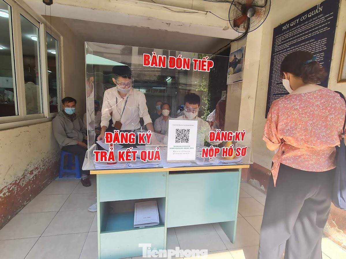 Theo lãnh đạo Chi nhánh khu vực Ba Đình - Hoàn Kiếm - Đống Đa trong sáng nay chi nhánh tiếp nhận khoảng 80 hồ sơ. Người dân đến nộp hồ sơ được hướng dẫn đo thân nhiệt, sát khuẩn, khai báo y tế, giữ khoảng cách... đảm bảo nguyên tắc 5K.