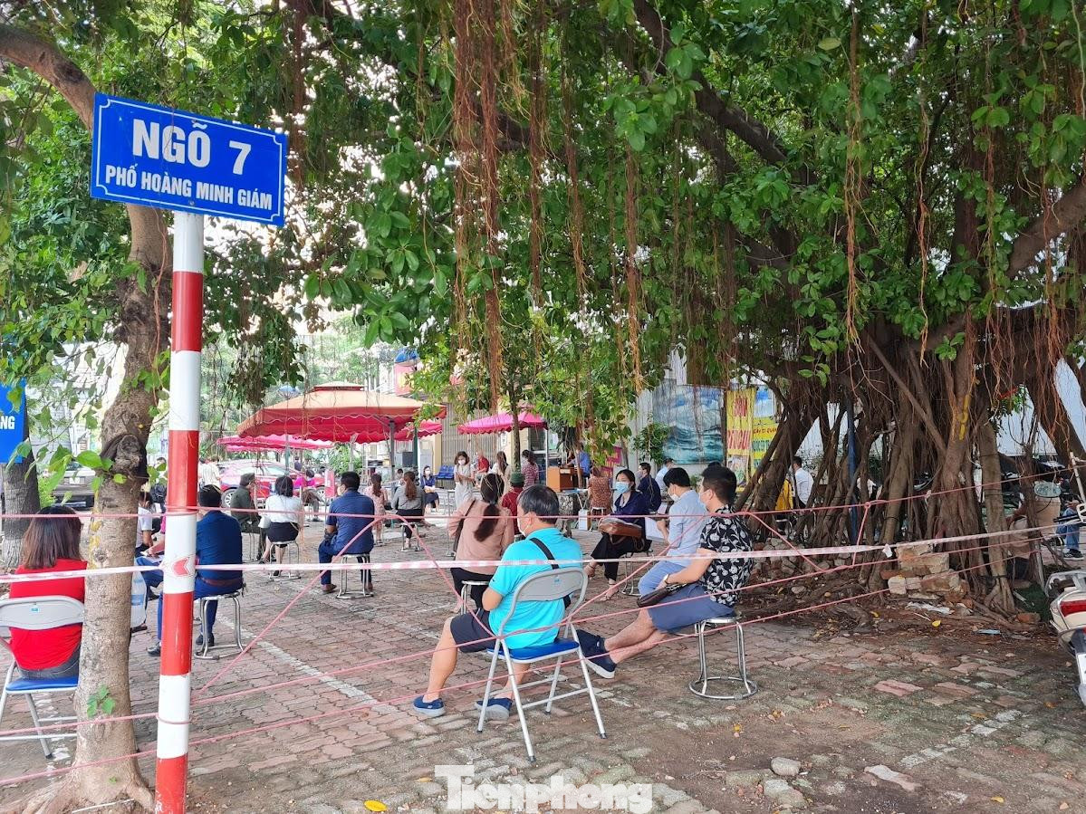 Người dân nộp hồ sơ được hướng dẫn thực hiện ngồi giãn cách đảm bảo công tác phòng chống dịch...