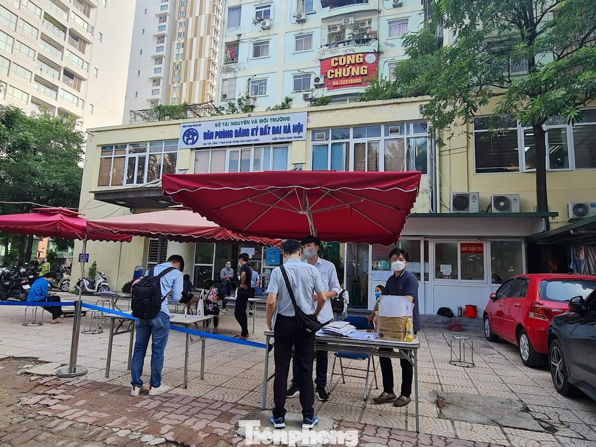 Anh Nguyễn Hải trú tại quận Đống Đa (Hà Nội) cho biết, vào giữa tháng 7/2021, anh có ký Hợp đồng mua bán nhà đất ở quận Cầu Giấy. Anh cũng đã chồng nửa tiền cho chủ nhà và làm thủ tục vay vốn ngân hàng nhưng đang “mắc kẹt” vì các thủ tục về chuyển nhượng quyền sử dụng đất (sang tên sổ đỏ) không được thực hiện tiếp do Thành phố Hà Nội đang thực hiện giãn cách xã hội theo Chỉ thị 16 của Thủ tướng Chính phủ. Do đó, ngay sáng sớm nay, khi Hà Nội nới lỏng giãn cách anh đã đến để nộp hồ sơ làm thủ tục sang tên sổ đỏ.