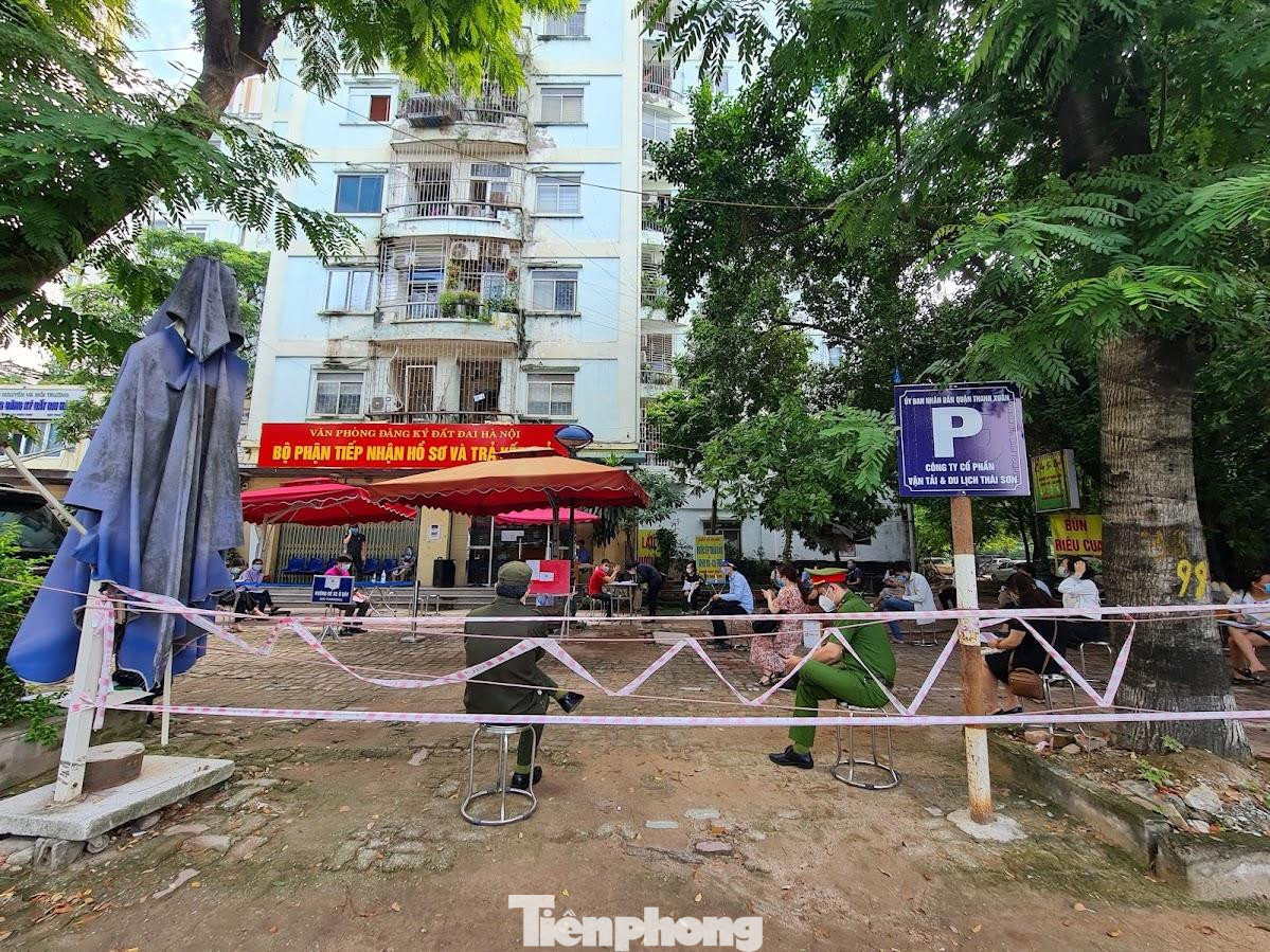 Trao đổi với PV sáng 21/9, ông Trần Anh Dũng – Giám đốc Văn phòng đăng ký đất đai Hà Nội cho biết, nắm bắt được thu cầu của người dân đến giao dịch tại hệ thống Văn phòng sau thời gian hết giãn cách xã hội là rất lớn nên văn phòng đã lên kế hoạch, phương án tiếp nhận và trả kết quả thủ tục hành chính cũng như đảm bảo công tác phòng dịch COVID-19 tại các cơ sở.