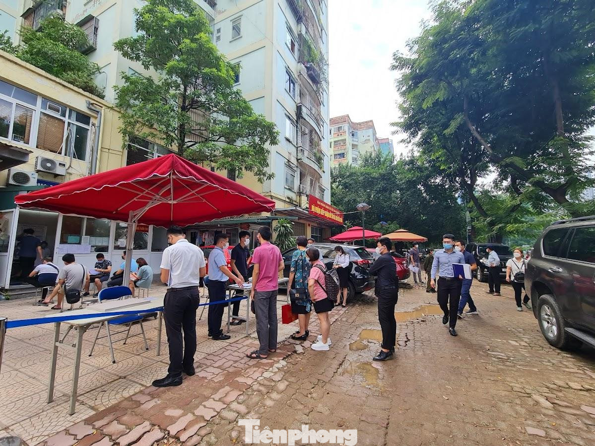 Không được may mắn như anh Hải, ông Thắng (quận Thanh Xuân, Hà Nội) cho biết, khoảng 6h sáng nay đi qua Văn phòng đăng ký đất đai Hà Nội đã thấy rất đông người xếp hàng lấy số, nộp hồ sơ. Tuy nhiên do có việc nên 7h30 ông quay lại thì được thông báo số thứ tự tiếp nhận hồ sơ trong buổi sáng đã hết và hẹn chiều quay lại và đành ra về.