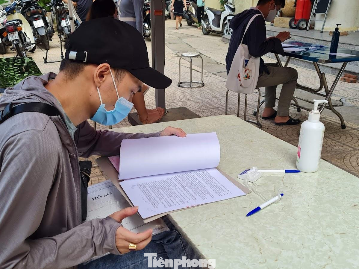 Cũng theo ông Dũng, sau thời gian giãn cách xã hội số lượng công dân, tổ chức đến giao dịch tại hệ thống Văn phòng Đăng ký đất đai là rất lớn, có thể kéo dài lịch hẹn nộp hồ sơ. Do đó, văn phòng đã đề xuất soạn thảo văn bản trình lãnh đạo Sở TN&amp;MT để gửi cơ quan thuế với nội dung thống nhất ngày công dân đến đăng ký nộp hồ sơ là ngày công dân đến nộp hồ sơ khai thuế. Sau khi cơ quan thuế thống đồng ý thống nhất thì trên phiếu chuyển thông tin, xác cán bộ chuyên môn sẽ ghi ngày nộp hồ sơ khai thuế là ngay đăng ký nộp hồ sơ.