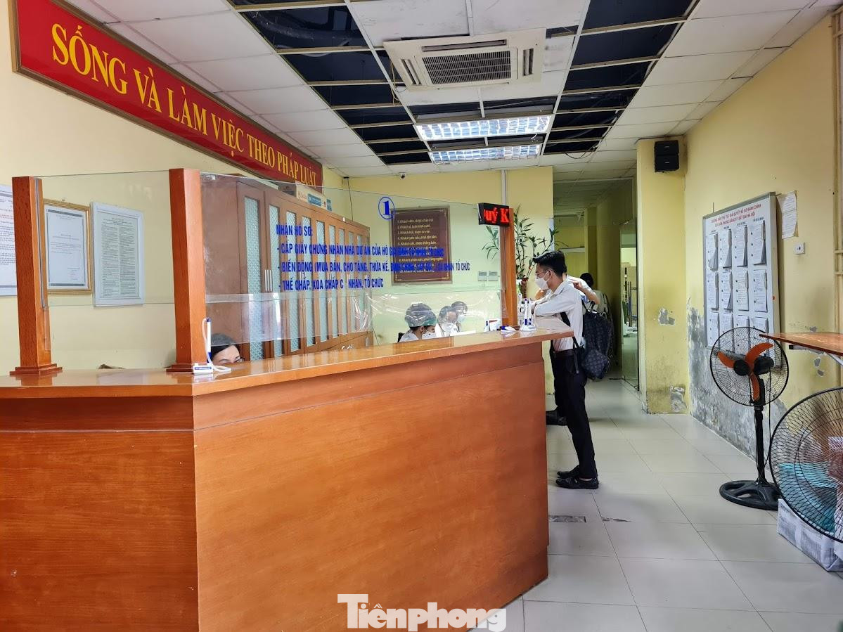 Theo đó, văn phòng trang bị bảo hộ cá nhân đầy đủ cho cán bộ nhân viên như khẩu trang y tế, kính chắn giọt bắn, gang tay y tế, nước sát khuẩn... Cá nhân, tổ chức đến nộp hồ sơ và lấy kết quả được yêu cầu đo thân nhiệt và khai báo y tế, xếp hàng theo các thủ tục đăng ký nộp hồ sơ đảm bảo khoảng cách theo quy định; trong phòng tiếp công dân không quá 10 người.