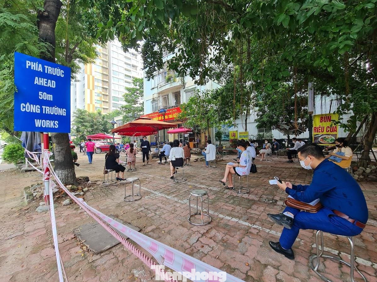 Bên cạnh đó, văn phòng trung tâm bố trí tăng cường cán bộ thực hiện tối đa công tác tiếp nhận và trả kết quả đảm bảo. Trung bình từ 300-350 hồ sơ/ngày. Văn phòng cũng bố trí thêm 2 cửa tiếp nhận hồ sơ đăng ký biến động. Đối với công tác trả kết quả, các chi nhánh thông báo cho công dân bằng điện thoại, tin nhắn đặt lịch hẹn trả kết quả (có danh sách cụ thể theo từng khung giờ, từng ngày) đối với hồ sơ tồn kết quả trước thời gian giãn cách xã hội.