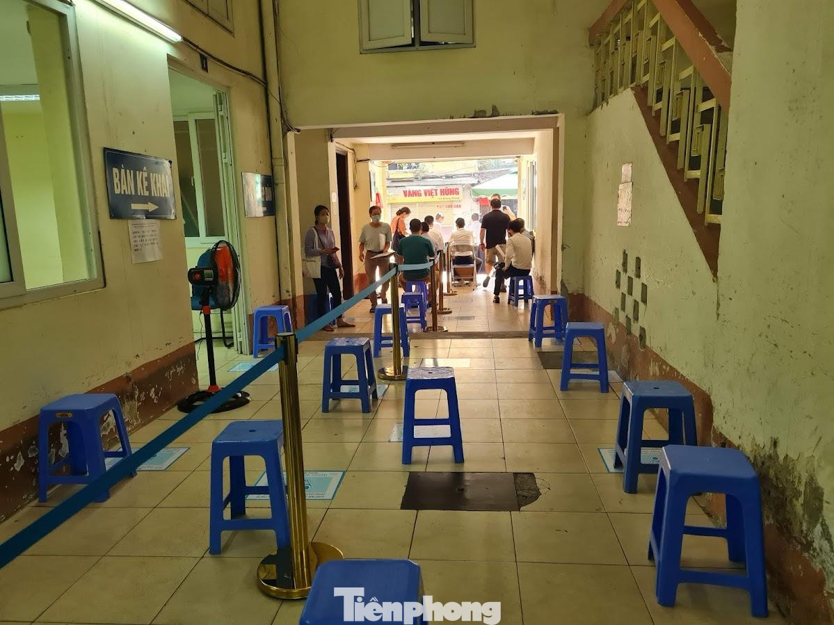 Hình ảnh tại Văn phòng đăng ký đất đai Hà Nội - Chi nhánh khu vực Ba Đình - Hoàn Kiếm - Đống Đa tại số 10 Đặng Dung (quận Ba Đình) sáng nay.