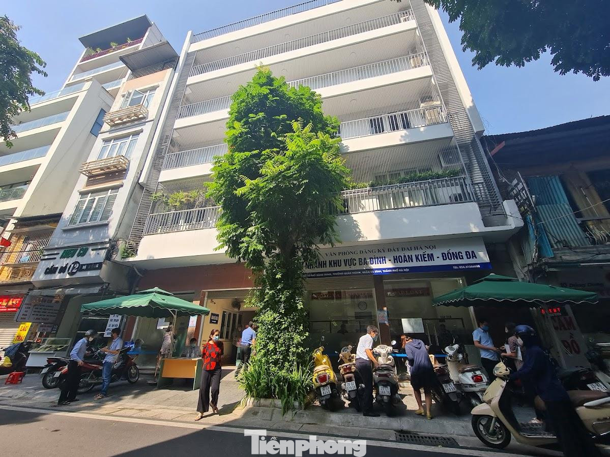 Theo ghi nhận, tại Văn phòng đăng ký đất đai Hà Nội - Chi nhánh khu vực Ba Đình - Hoàn Kiếm - Đống Đa tại số 10 Đặng Dung (quận Ba Đình) sáng nay người dân đến nộp hồ sơ, làm thủ tục không quá đông.