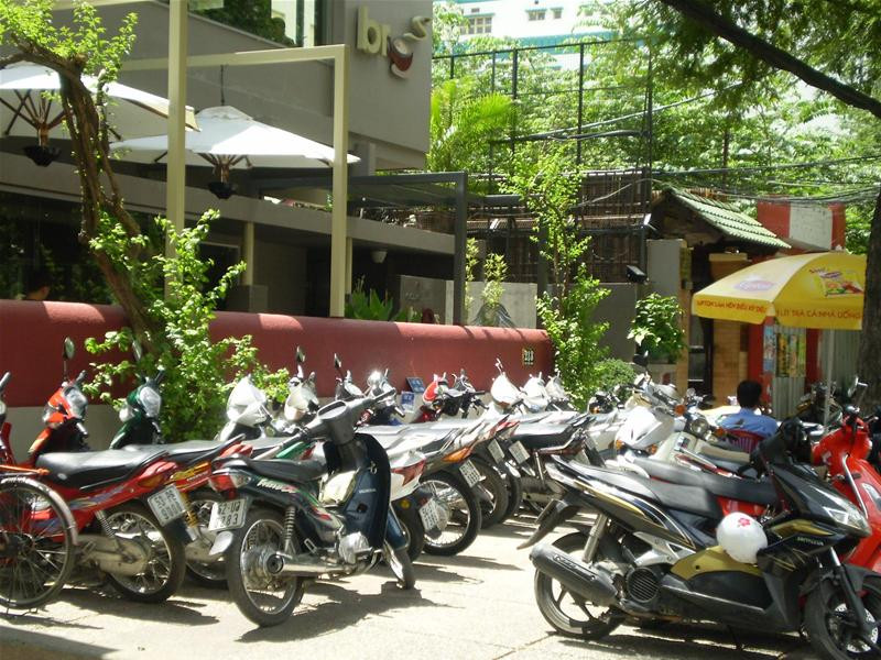 Quán cà phê Brother trên đường Nguyễn Văn Thủ (quận 1) chiếm dụng toàn bộ lề đường để làm bãi giữ xe khách.