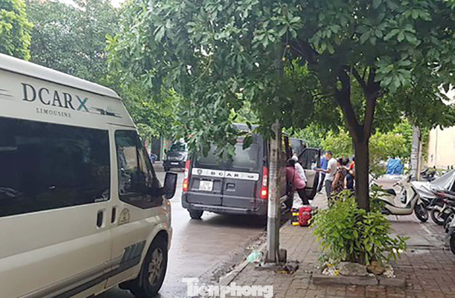 Xe 16 chỗ được hoán cải thành xe Limousine, Dcar dưới 10 chỗ ngồi để kinh doanh như xe khách tuyến cố định, hoạt động khắp các khu nội đô các đô thị lớn. Xe 16 chỗ được hoán cải thành xe Limousine, Dcar dưới 10 chỗ ngồi để kinh doanh như xe khách tuyến cố định, hoạt động khắp các khu nội đô các đô thị lớn.