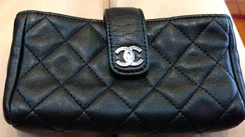 Chiếc ví bỏ điện thoại hiệu Chanel này có giá 700 USD nhưng nếu không nhìn kỹ logo, người mua dễ bị lừa bởi hàng nhái có giá 2 triệu đồng