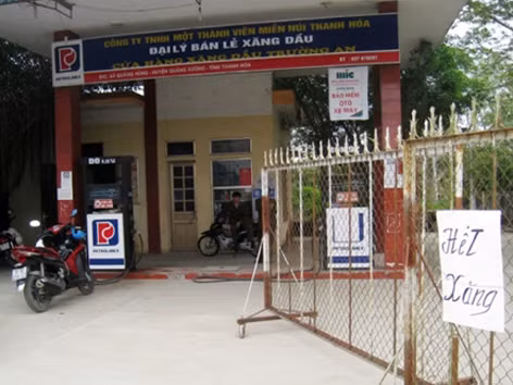 Một cửa hàng ngừng bán xăng dầu trưa 25 - 2 . Ảnh: Lê Hoàng (VnExpress)