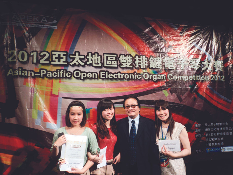 Từ trái qua Hoàng Thảo, Minh Phương, PGS.TS Lưu Quang Minh, Lê Thị Quỳnh 