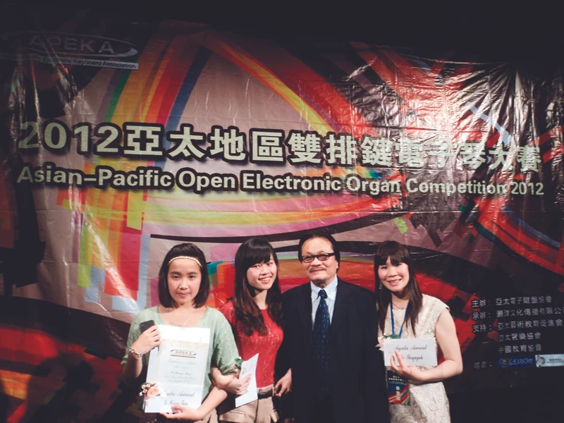 Từ trái qua Hoàng Thảo, Minh Phương, PGS.TS Lưu Quang Minh, Lê Thị Quỳnh 