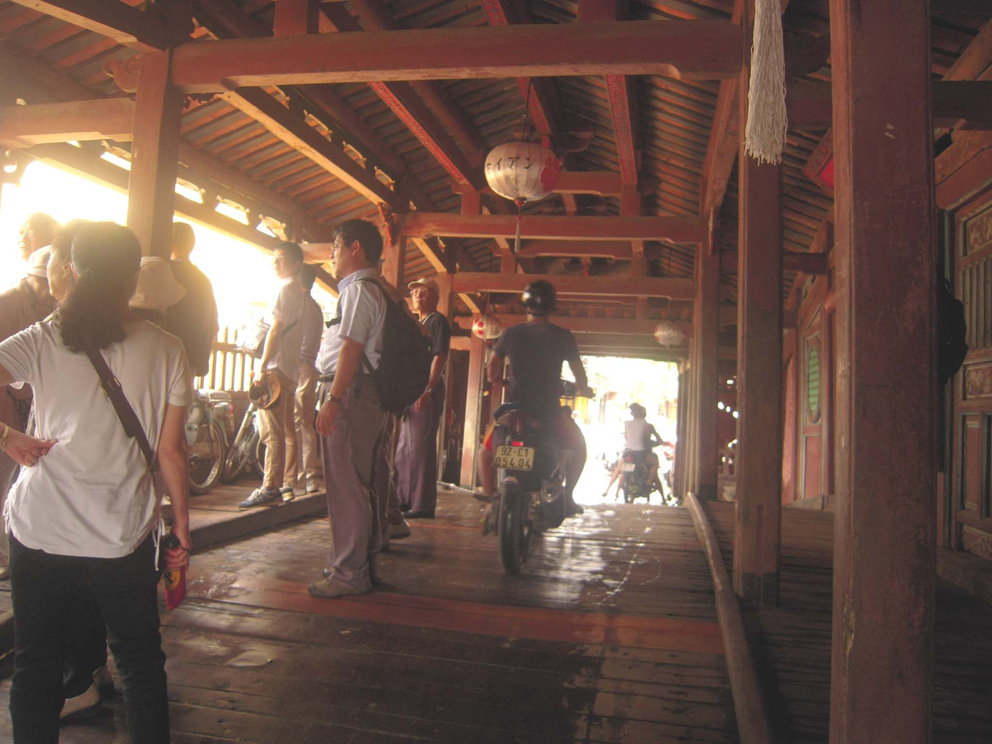 Mặt sàn Chùa Cầu đã được gột sạch bùn lũ, đông đảo du khách tìm đến